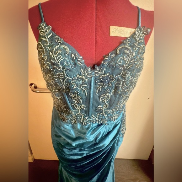 Elegant Blue Embellished Gown Size 10 - Picture 9 of 13